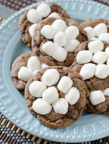 Hot Chocolate Cookies are chocolate cookies made with hot cocoa and topped with gooey mini marshmallows that puff perfectly in the oven. Warm up this winter with our favorite Hot Chocolate Cookies!