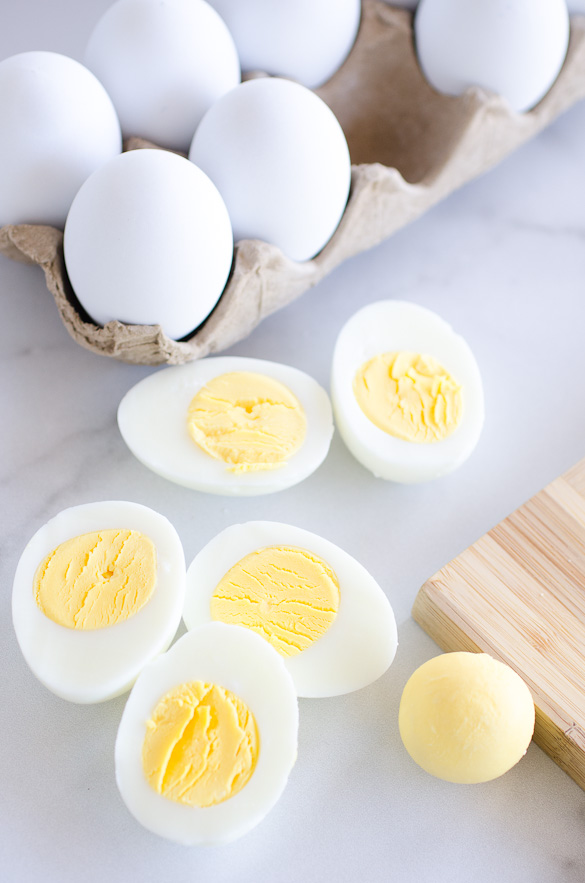 how long to peeled hard boiled eggs last