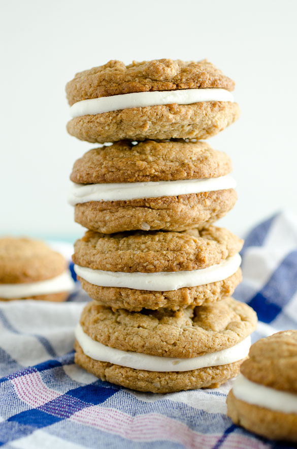 Homemade Oatmeal Creme Pies are fresher cookies than you can get at the store. Feel good about giving your kids a lunchbox treat with these Copycat Oatmeal Creme Pie cookies!