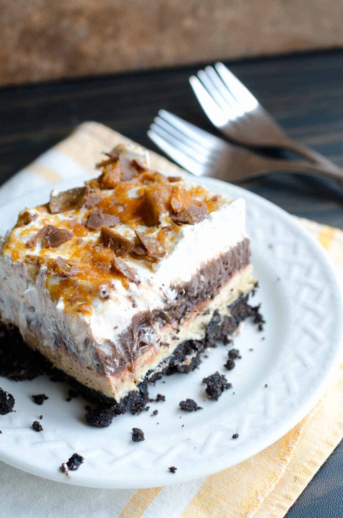 layered dessert with oreo crust and butterfingers topping