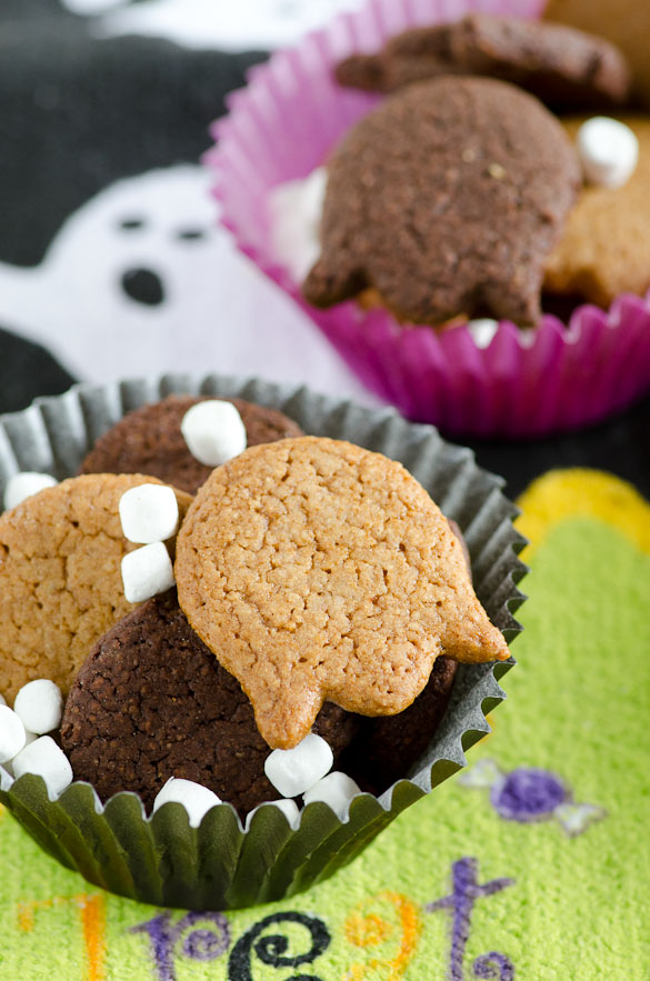 Graham Cracker Ghosts S'mores Snack Mix - ghost shaped graham crackers and marshmallow bits! #halloween