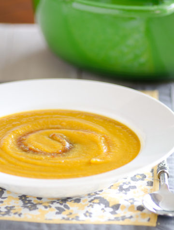 Butternut Squash Apple Soup - Warm up with this savory butternut squash soup that includes a touch of sweetness by the addition of Musselman's Apple Butter. #BetterWithAppleButter #MussAppleButter #AppleButterSpin @MussAppleButter