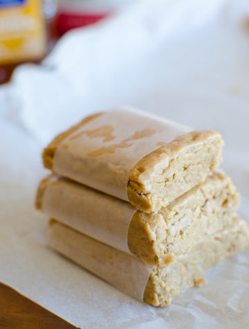Easy Peanut Butter Protein Bars - Only 4 simple ingredients and ready in 5 minutes!