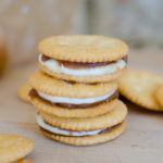 Apple Peanut Butter and White Chocolate Ritz Crackers - super fast sweet and salty snack using Musselman's Apple Butter