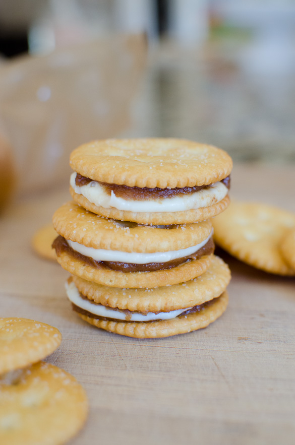 Apple Peanut Butter and White Chocolate Ritz Crackers - super fast sweet and salty snack using Musselman's Apple Butter