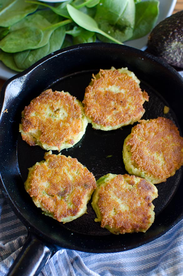 Turn your can of tuna into a meal with these pan-fried Avocado Tuna Patties. Only 4 ingredients and Whole30 approved! Crispy on the outside, these simple Avocado Tuna Patties are a tasty healthy lunch option. 