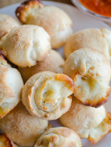 Get these Garlic Cheese Bites into the oven within 10 minutes. These gooey and cheesy bread rolls are the perfect easy appetizer for pizza night or any party!