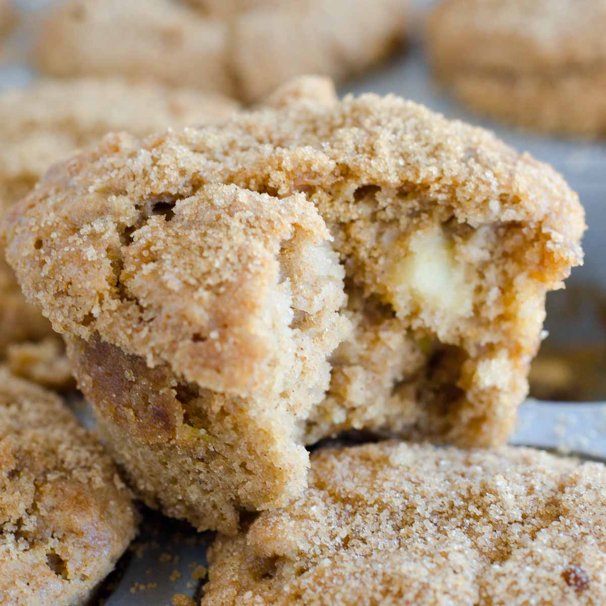 Apple Cinnamon Muffins - Easy apple muffins for the fall!