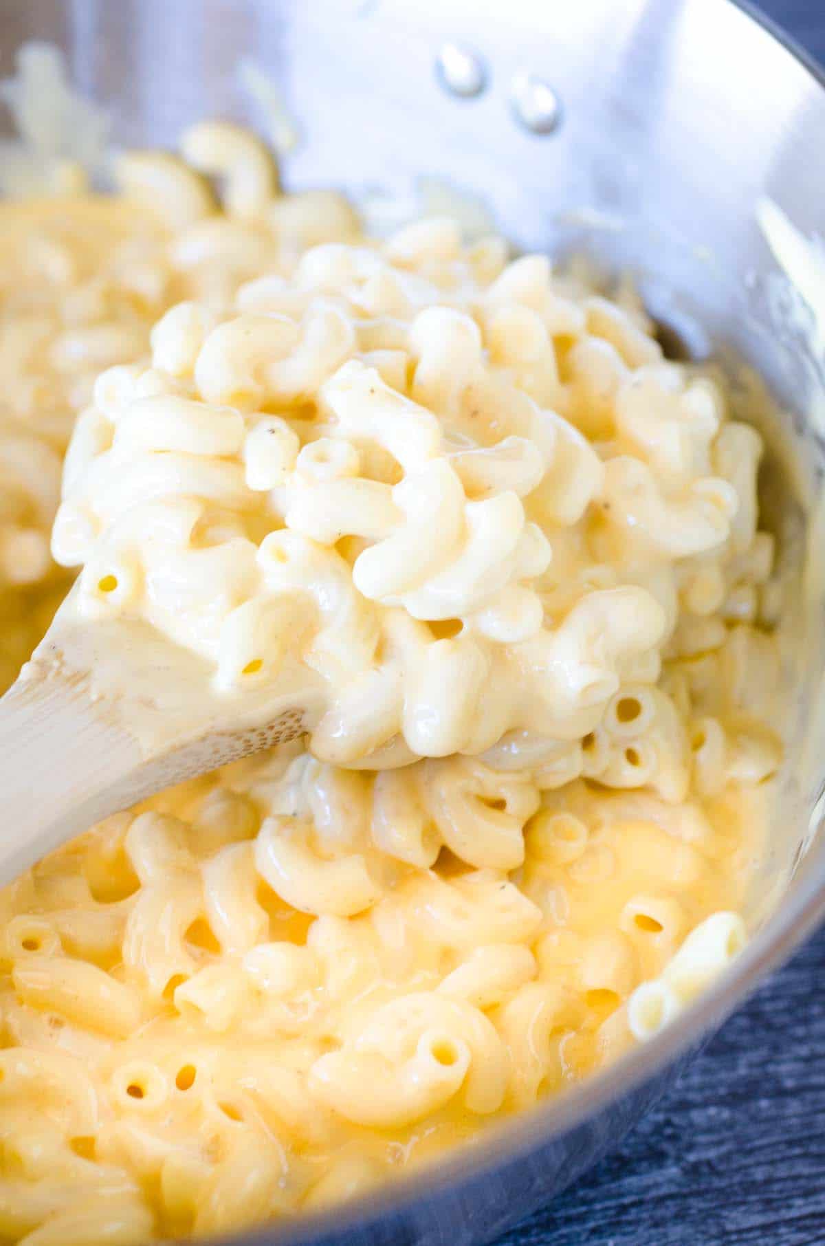 spoonful of creamy mac and cheese from pot
