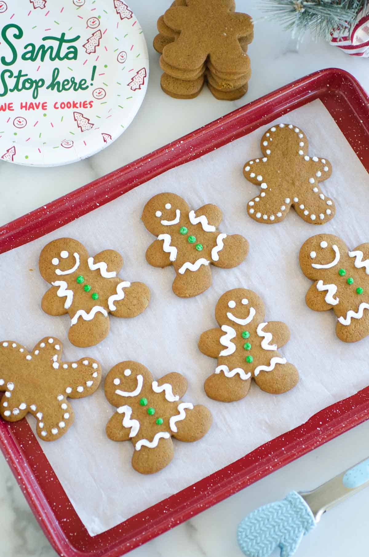 red baking pan with gingerbread men cookies