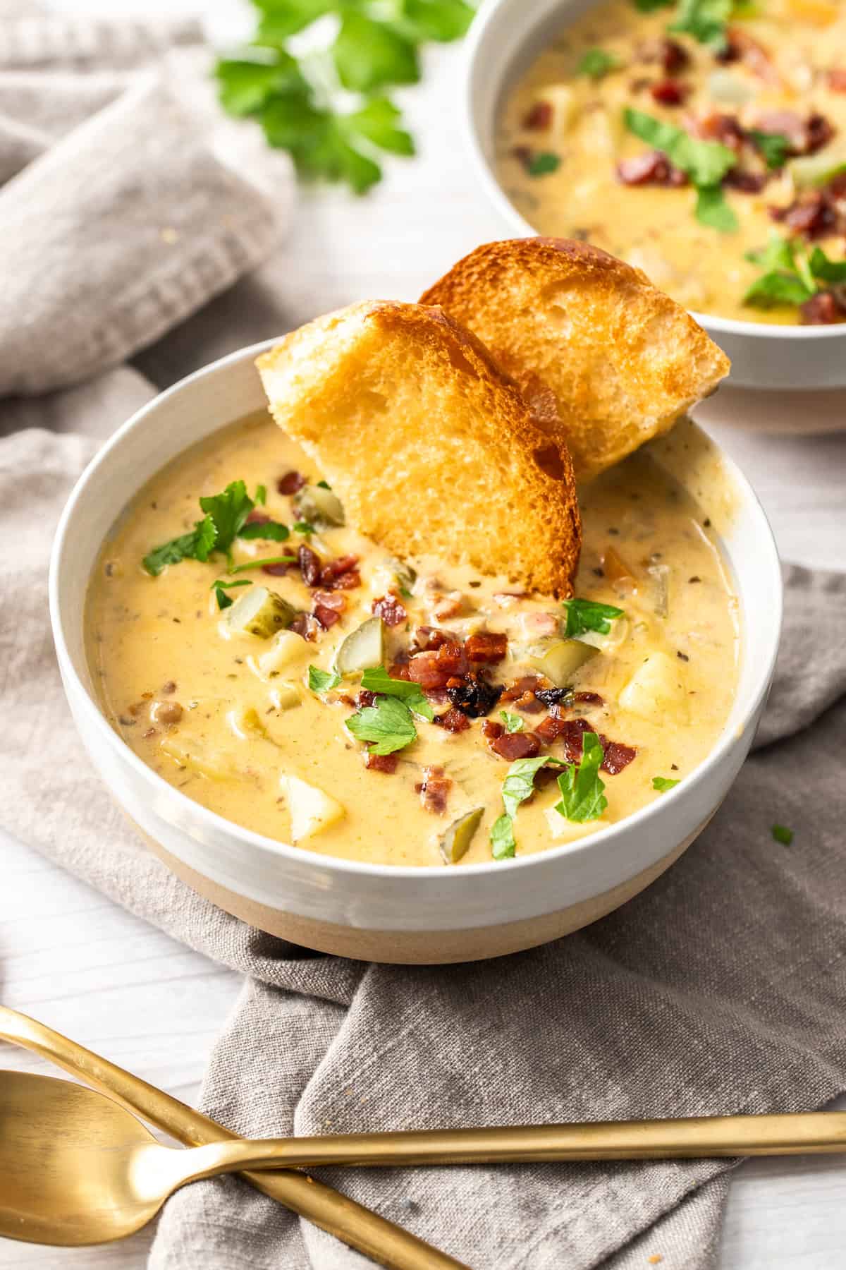 bowl of cheeseburger soup with toasted buns