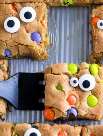 halloween cookie bars with googly eyes and chocolate candies