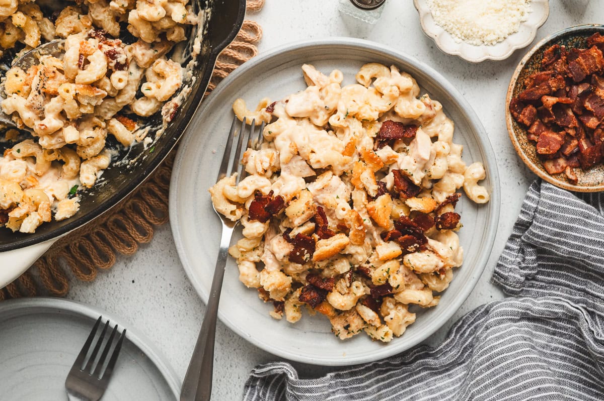 mac and cheese on plate